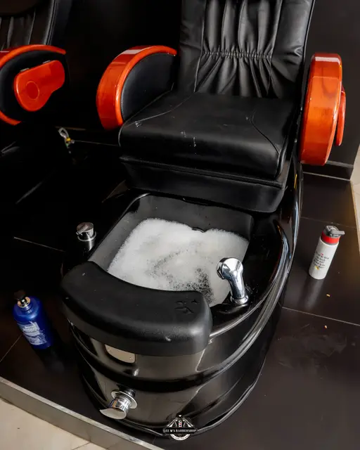 Facial and brow grooming at GEE M'S Barbershop, Nairobi, photo 9