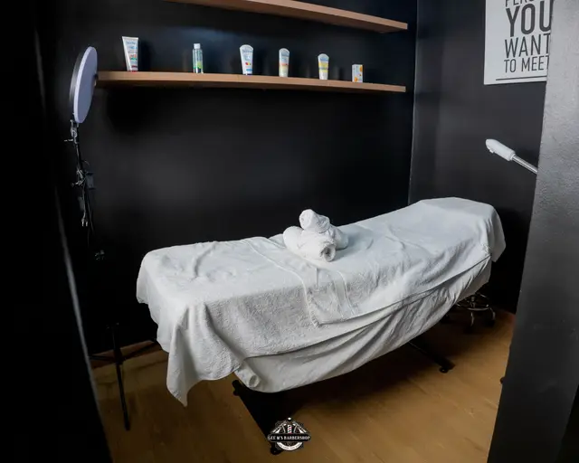 Facial and brow grooming at GEE M'S Barbershop, Nairobi, photo 10