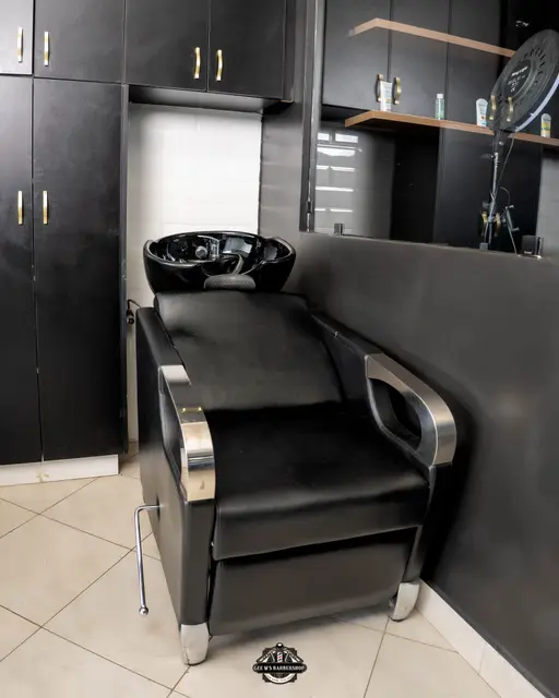 Facial and brow grooming at GEE M'S Barbershop, Nairobi, photo 11