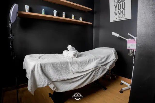 Facial and brow grooming at GEE M'S Barbershop, Nairobi, photo 13