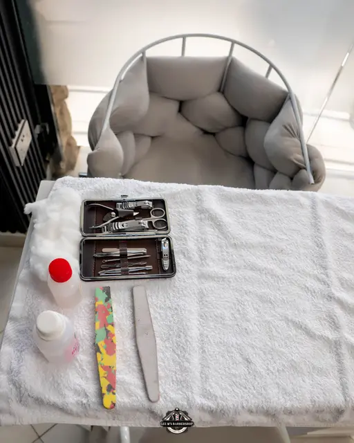 Manicure and pedicure at GEE M'S Barbershop, Nairobi, photo 5