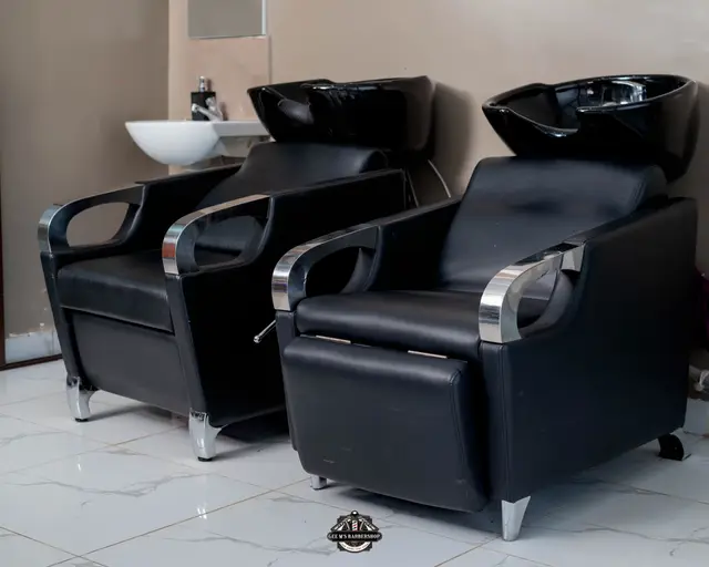 Manicure and pedicure at GEE M'S Barbershop, Nairobi, photo 6