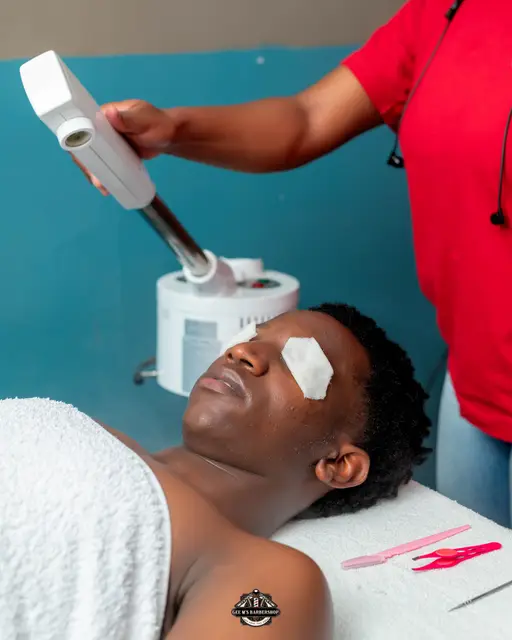 Manicure and pedicure at GEE M'S Barbershop, Nairobi, photo 7
