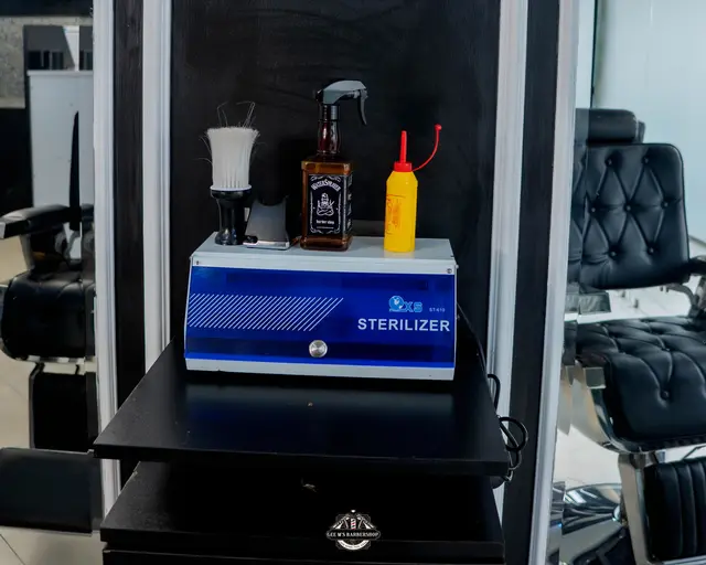 Manicure and pedicure at GEE M'S Barbershop, Nairobi, photo 8