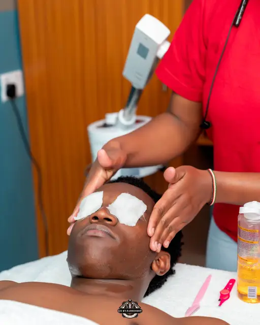 Facial and brow grooming at GEE M'S Barbershop, Nairobi, photo 3