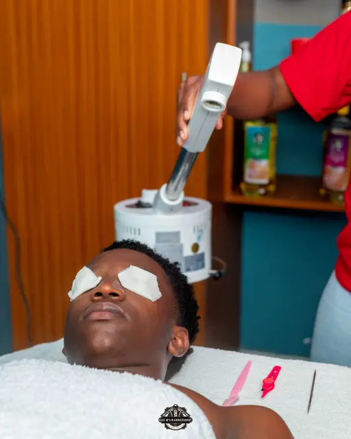Facial and brow grooming at GEE M'S Barbershop, Nairobi, photo 6