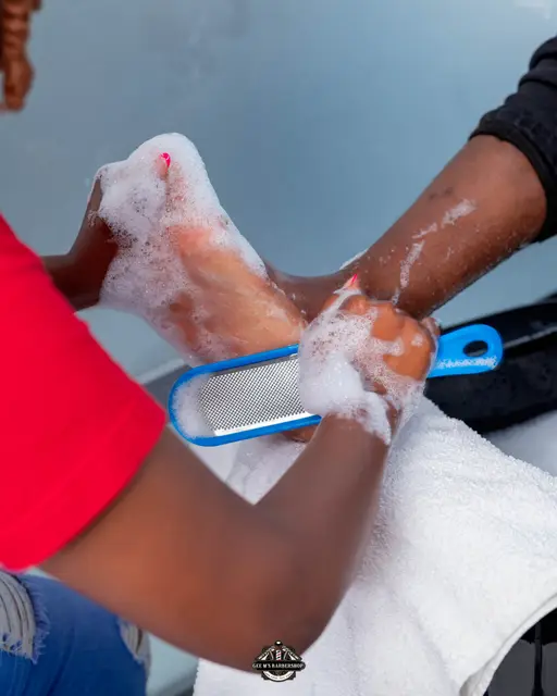Manicure and pedicure at GEE M'S Barbershop, Nairobi, photo 2